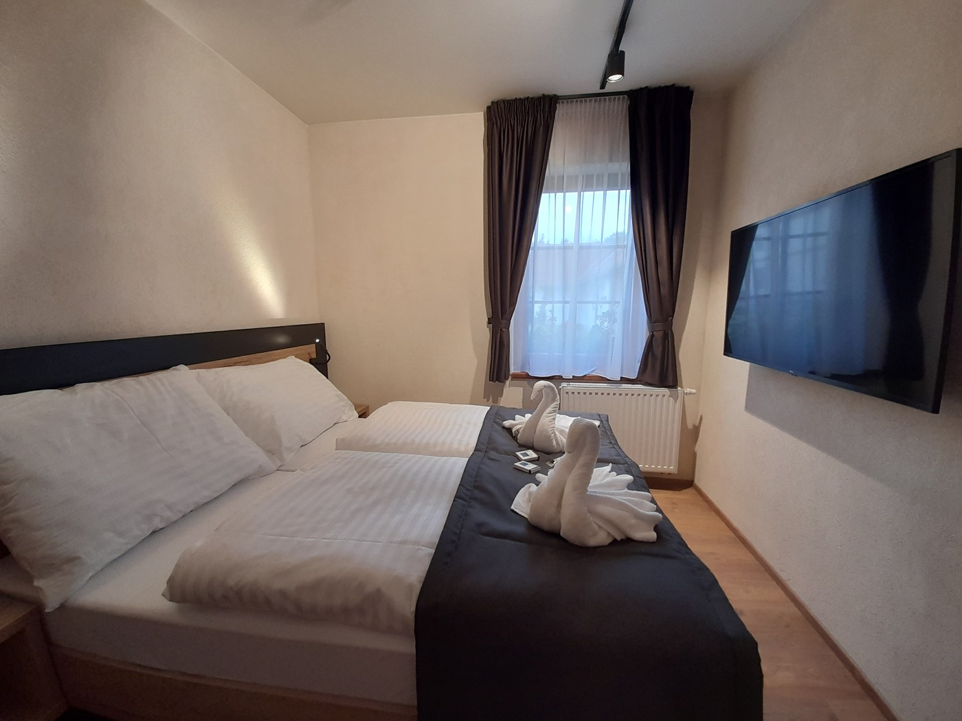 Apartmán „Tvrz Žumberk" č.6 – dvoulůžkový s terasou